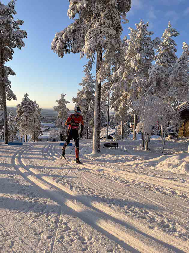 Erik Bergström åker skidor i snöig vintermiljö